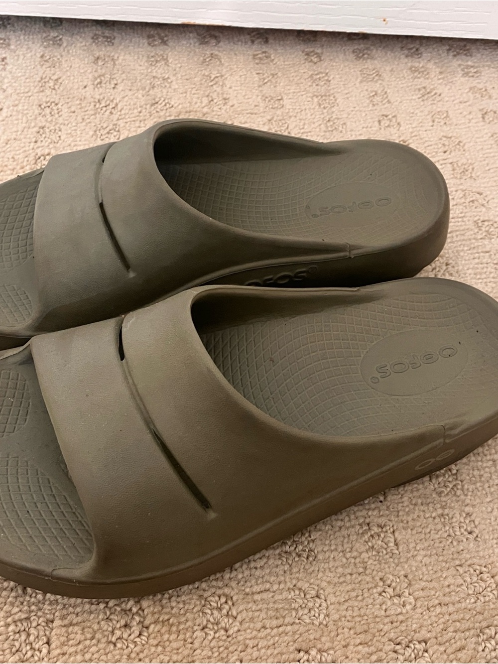 OOFOS Olive Green Women’s Recovery Slide Size 6